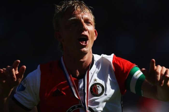 Ekspresi kebahagiaan striker sekaligus kapten Feyenoord Rotterdam, Dirk Kuyt, saat merayakan keberhasilan timnya menjuarai Liga Belanda 2016-2017 seusai mengalahkan HEracles di Stadion De Kuip, Rotterdam, Belanda, pada 14 Mei 2017.