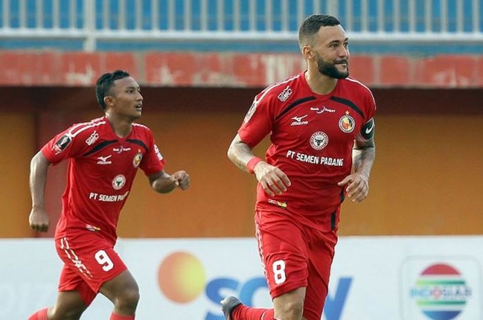 Penyerang Semen Padang asal Brasil, Marcel Sacramento (kanan), saat tampil melawan PSCS Cilacap dalam laga lanjutan Grup E Piala Presiden 2017 di Stadion Gelora Ratu Pamelingan Pamekasan, Selasa (14/2/2017), yang berakhir dengan kemenangan Semen Padang dengan skor 5-0.