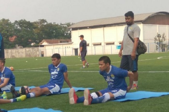 Tantan terlihat berlatih bersama Persib Bandung di Lapangan Lodaya, Kamis (31/8/2017). 