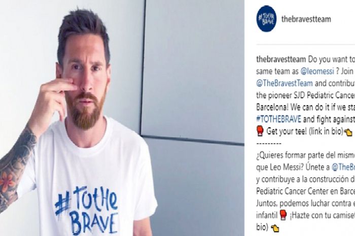 Lionel Messi memakai baju bertuliskan To The Brave dalam rangka kampanye memerangi kanker.