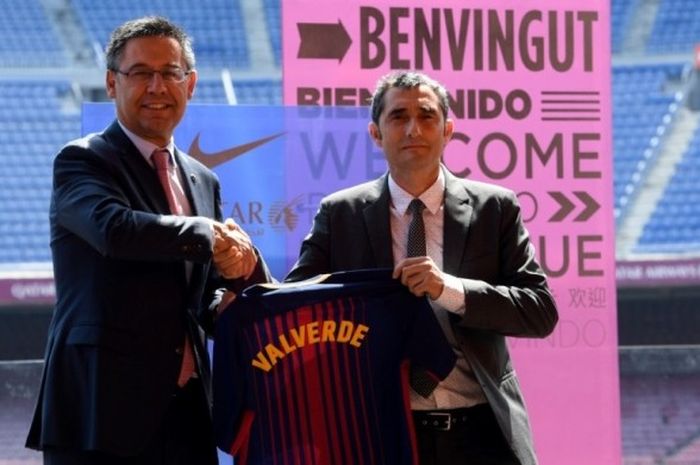 Ernesto Valverde (kanan) berpose bersama Presiden FC Barcelona, Josep Maria Bartomeu, saat perkenalan resminya sebagai pelatih Barca di Stadion Camp Nou, Barcelona, 1 Juni 2017.