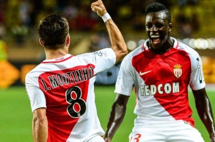 Penyerang Joao Moutinho merayakan golnya ke PSG dengan rekan setimnya, Benjamin Mendy. Pada laga Minggu (28/8/2016), AS Monaco menang 3-1 di Stade Louis II. 