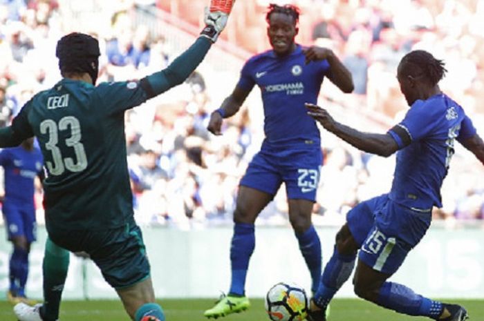 Sontekan Victor Moses ke gawang Petr Cech membawa Chelsea unggul 1-0 atas Arsenal pada laga Community Shield di Wembley, Minggu (6/8/2017). 