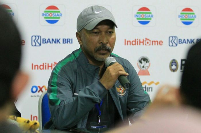 Pelatih Timnas U-16 Indonesia Fakhri Husaini memberikan keterangan pers setelah tim asuhannya membukukan kemenangan 8-0 atas Filipina dalam laga Grup A Piala AFF U-16 2018 di Stadion Gelora Delta, Sidoarjo, Minggu (29/7/20180) malam WIB.