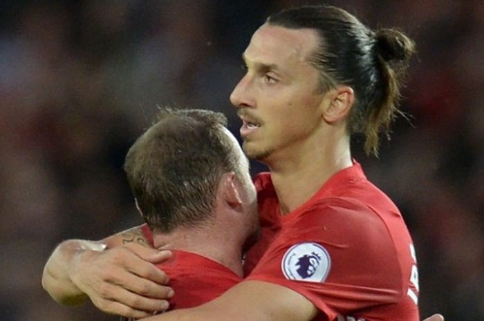 Penyerang Manchester United, Zlatan Ibrahimovic (kanan), memeluk rekan setimnya, Wayne Rooney, seusai membobol gawang Southampton pada laga Premier League di Stadion Old Trafford, Jumat (19/8/2016) atau Sabtu dini hari WIB.