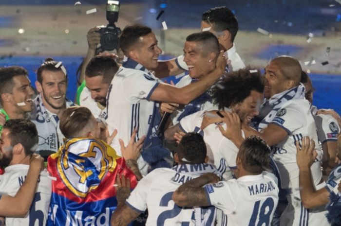 Para pemain Real Madrid merayakan kesuksesan mereka menjuarai Liga Champions  2016-2017 di Stadion Santiago Bernabeu, Madrid, 3 Juni 2017.