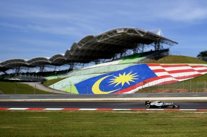 Pebalap Formula 1 (F1) yang membela tim Mercedes AMG Petronas, Nico Rosberg, menjalani sesi latihan pertama GP Malaysia 2016 di Sirkuit Sepang, Jumat (30/9/2016).