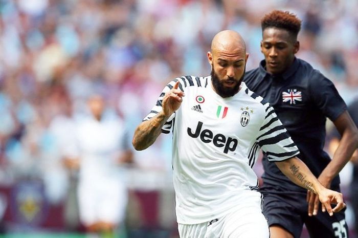 Penyerang Juventus, Simone Zaza, mengontrol bola sebelum mencetak gol ketiga Juventus saat melawan West Ham United dalam laga uji coba pramusim di London Stadium, London, pada 7 Agustus 2016.