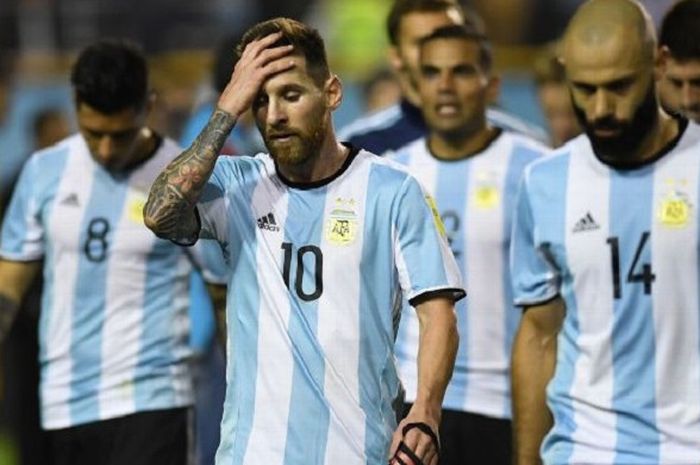 Lionel Messi ddk tertunduk  lesu setelah Argentina ditahan Peru 0-0.
