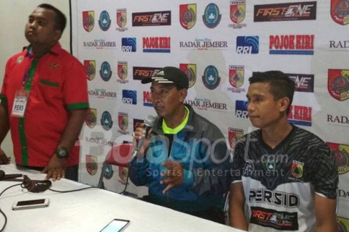 Pelatih Persid Jember, Ahmad Jainuri (tengah), dalam konferensi pers usai laga kontra Timnas U-19 Indonesia, Sabtu (21/10/2017)