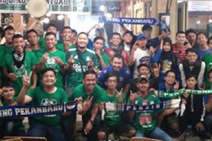Suasana keakraban SMeCK Hooligan Pekanbaru dan Vikng Persib dalam acara Nobar PSMS Medan Vs Persib, Selasa (5/6/2018)