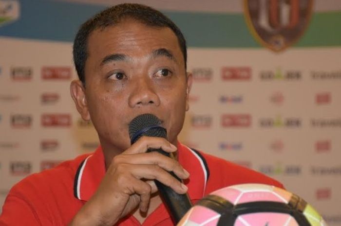 Pelatih sementara Bali United, Eko Purjianto memberikan keterangan dalam jumpa pers pra-laga timnya kontra Semen Padang di Hotel Natya Kuta, Rabu (3/5/2017).