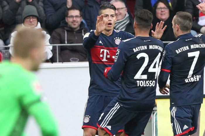 Para pemain Bayern Muenchen merayakan gol James Rodriguez (kiri) ke gawang Mainz dalam partai Liga Jerman, 3 Februari 2018.