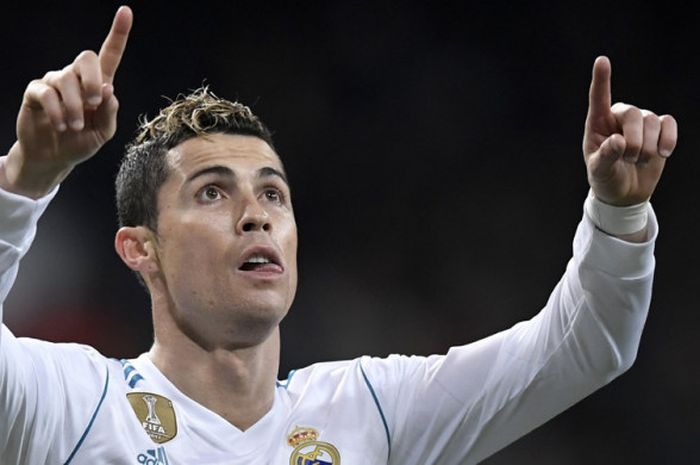 Selebrasi penyerang Real Madrid, Cristiano Ronaldo, seusai mencetak gol ke gawang Real Sociedad dalam pertandingan La Liga Spanyol 2017-2018 di Stadion Santiago Bernabeu, Madrid, Spanyol, pada 10 Februari 2018.