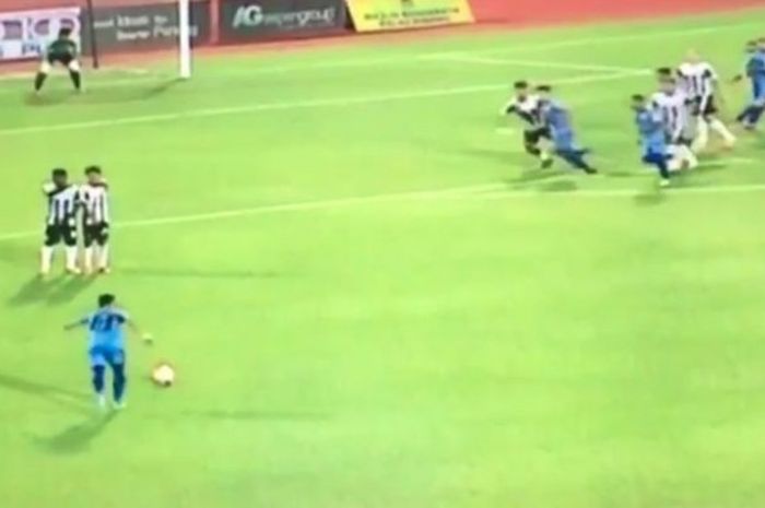 Pemain Pulau Pinang, Mohd Faiz Subri, mencetak gol yang melawan hukum fisika.