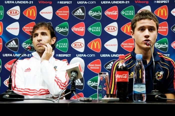 Luis Milla (kiri) dan Ander Herrera menjalani jumpa pers menjelang partai Piala Eropa U-21 antara Spanyol dan Belarusia, 22 Juni 2011. 