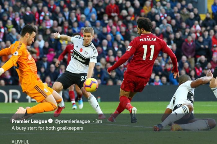 Pemain bintang Liverpool, Mohamed Salah, melepaskan tembakan di depan gawang Fulham pada laga lanjutan Liga Inggris di Stadion Anfield, Minggu (11/11/2018) malam WIB.