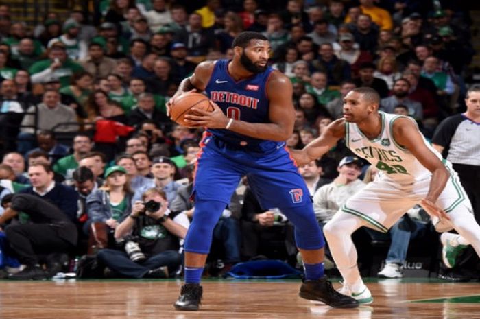 Andre Drummond (jersey biru #0) saat membela Detroit Pistons melawan Boston Celtics dalam laga NBA musim 2017/18, Senin (27/11/2017) waktu Amerika Serikat.