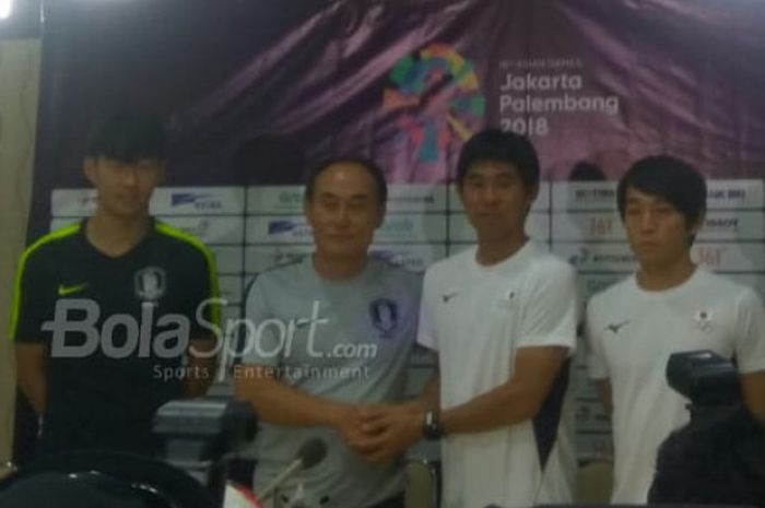 Bintang timnas U-23 Korea Selatan, Son Heung-min (paling kiri), didampingi pelatih Kim Hak-bum (kedua dari kiri) dalam sesi konferensi pers yang juga dihadiri pelatih Jepang, Hajime Moriyasu (kedua dari kanan) serta kapten Koji Miyoshi (paling kanan) di Stadion Stadion Pakansari, Kabupaten Bogor, Jumat (31/8/2018).