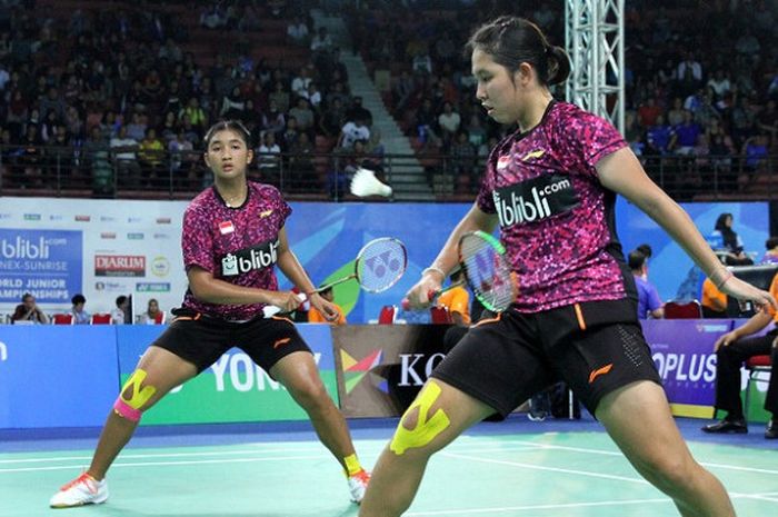 Pasangan ganda putri Indonesia, Jauza Fadhila Sugiarto, Ribka Sugiarto, mengembalikan kok ke arah Liu Xuanxuan/Yuting Xia pada partai keempat kategori beregu Kejuaraan Dunia Junior 2017, Kamis (12/10/2017).