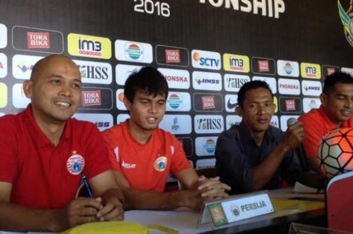 Pelatih sementara Persija, Jan Saragih (kanan) bersama bek muda Rezaldi Hehanusa (dua dari kiri) saat jumpa pers pra-laga klub berjulukan Macan Kemayoran kontra tuan rumah Persegres di Gresik, Kamis (11/8/2016) siang. 