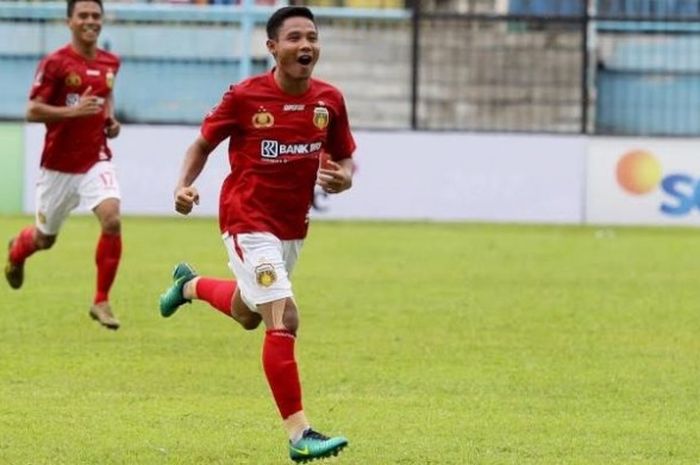 Selebrasi Evan Dimas seusai mencetak gol untuk Bhayangkara FC ke gawang PS TNI pada laga kedua Grup B Piala Presiden 2017 di Stadion Kanjuruhan, Kabupaten Malang, Sabtu (11/2/2017) sore. 