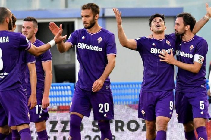 Para pemain Fiorentina merayakan gol mereka ke gawang Napoli dalam partai Liga Italia di Stadion Artemio Franchi, Florence, 29 April 2018.