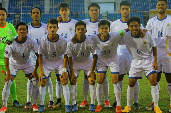 Kiper timnas U-19 Filipina, Quincy Kammeraad (berdiri paling kiri) pose bersama rekan-rekannya sebelum menghadapi tuan rumah Myanmar pada laga lanjutan Grup B Piala AFF U-18 2017 di Stadion Thuwunna, Yangon, Senin (11/9/2017) malam.