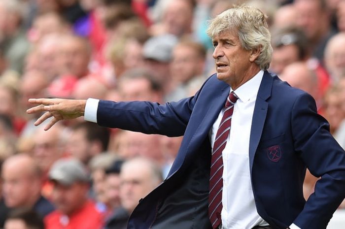 Pelatih West Ham United, Manuel Pellegrini, memberikan arahan kepada pemainnya pada laga pekan pertama Liga Inggris melawan Liverpool di Stadion Anfield, Minggu (12/8/2018).