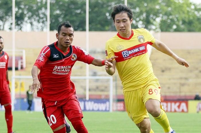 Gelandang Semen Padang, Riko Simanjuntak berebut bola dengan gelandang Bhayangkara FC, Lee Yu-jun, pada pekan ke-32 lanjutan TSC 2016 berakhir dengan skor 2-2 di Stadion Gelora Delta, Sidoarjo, Selasa (6/12/2016).