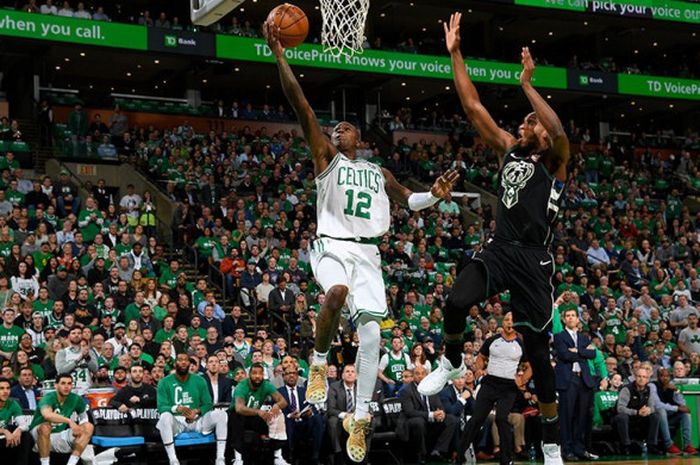 Guard' Boston Celtics yaitu Terry Rozier sedang berusaha untuk memasukkan bola yang dijaga pemain Milwaukee Bucks, Rabu (18/4/2018) WIB.