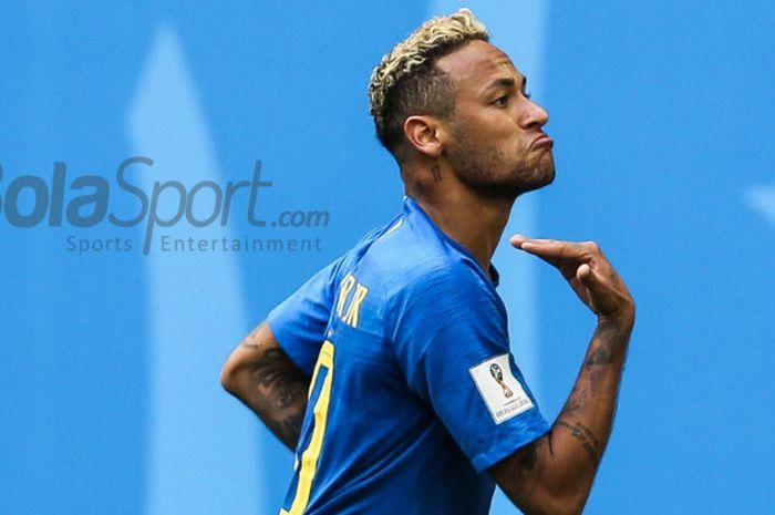 Selebrasi penyerang Brasil, Neymar Jr., selepas mencetak gol ke gawang Kosta Rika dalam partai Grup E di St. Petersburg, Jumat (22/6/2018).
