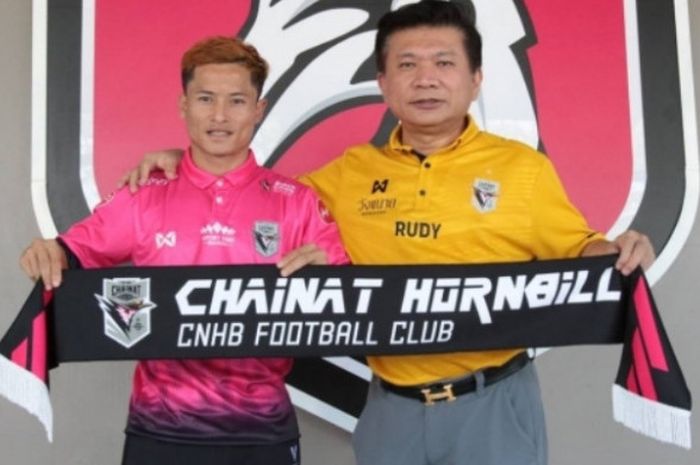 Gelandang serang asal Laos, Soukaphone Vongchiengkham (kiri) saat diperkenalkan sebagai pemain baru Chainat Hornbill FC untuk musim 2019, 18 Desember 2018. 