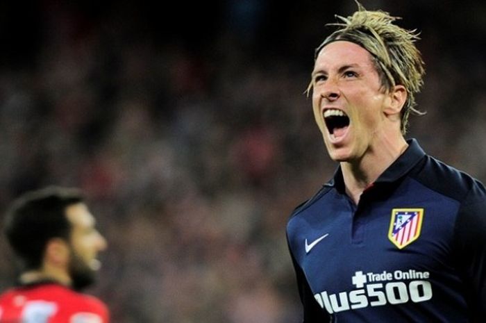 Striker Atletico Madrid, Fernando Torres, merayakan golnya ke gawang Athletic Bilbao pada lanjutan La Liga di Stadion San Mames, Rabu (20/4/2016).