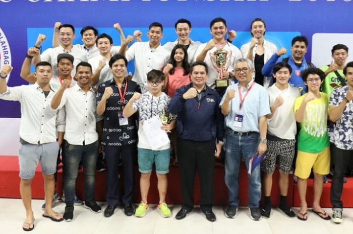 Klub renang millennium aquatic berpose setelah memastikan diri sebagai juara umum pada Indonesia Open Aquatic Championship 2018 di Stadion Akuatik, Senayan, Jakarta, Rabu (5/12/2018).