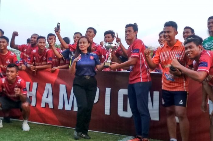 Presiden Persijap Jepara, Esti Puji Lestari memberikan trofi juara Trofeo Bupati Jepara kepada Persipa Pati di Stadion Gelora Bumi Kartini, Sabtu (27/10/2018).