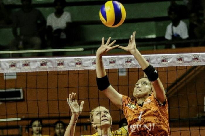 Setter tim bola voli putri Jakarta BNI Taplus, Tri Retno Mutiara (kanan) sedang memberikan umpan dalam laga  melawan Gresik Petrokimia pada seri pertama putaran kedua Proliga 2018 yang berlangsung di GOR Purna Krida, Denpasar, Bali, Minggu (4/3/2018).