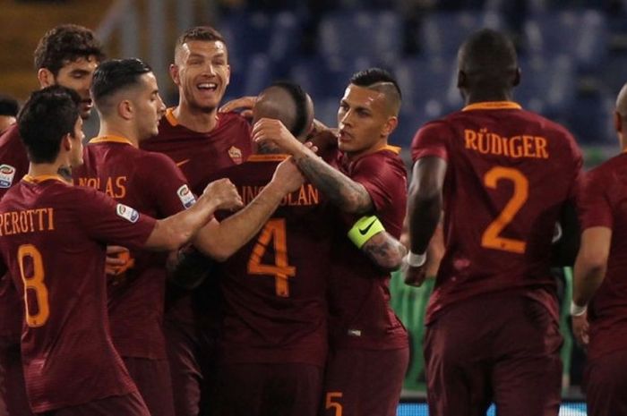 Striker AS Roma, Edin Dzeko, melakukan selebrasi bersama rekan-rekannya seusai emnjebol gawang Empoli dalam partai Liga Italia di Stadion Olimpico, Sabtu (1/4/2017)