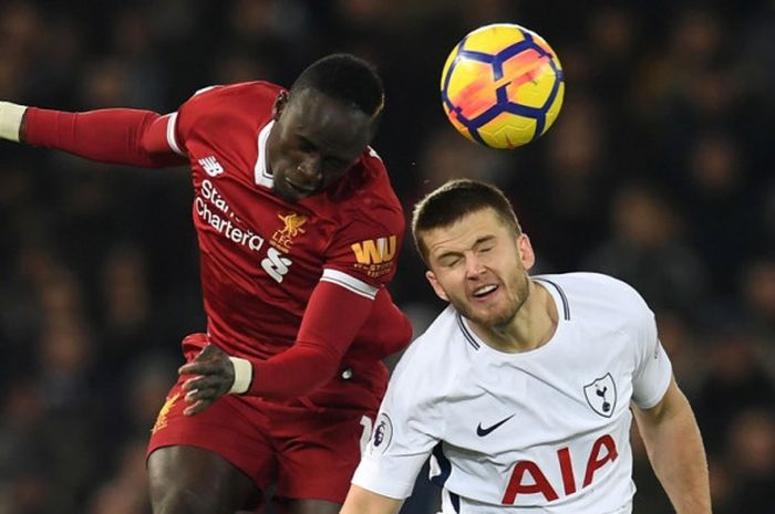 Pemain Liverpool FC, Sadio Mane (kiri), berduel dengan gelandang Tottenham Hotspur, Eric Dier, dalam laga Liga Inggris di Stadion Anfield, Liverpool, pada 4 Februari 2018.