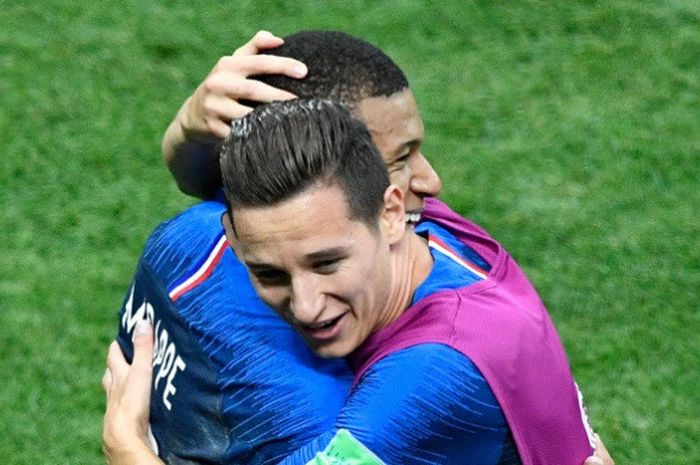 Penyerang Prancis, Florian Thauvin (kanan), merayakan gol yang dicetak Kylian Mbappe pada laga final Piala Dunia 2018 di Stadion Luzhniki, Moskow, 15 Juli 2018.