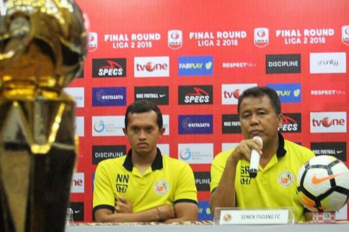 Pelatih Semen Padang, Syafrianto Rusli dan bek Ngurah Nanak (kiri) dalam jumpa pers jelang laga kontra PSS Sleman pada final Liga 2 2018 di Hotal Lorin, Sentul, Kabupaten Bogor, 3 Desember 2018. 