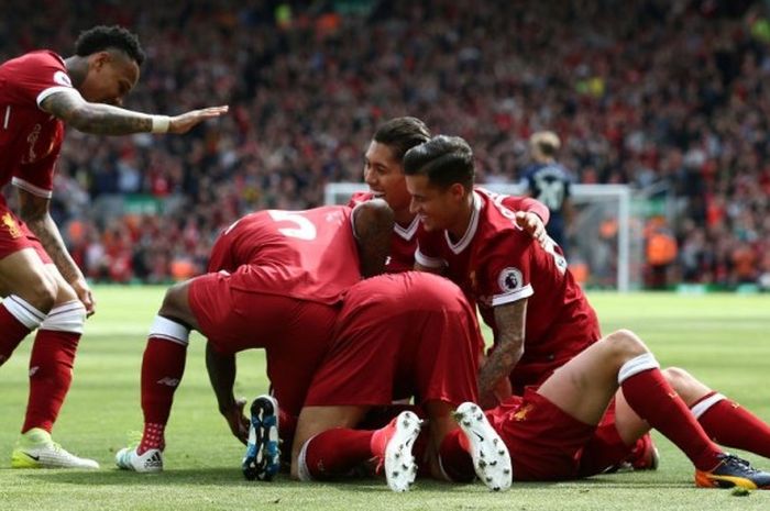 Para pemain Liverpool FC merayakan gol yang dicetak Adam Lallana ke gawang Middlesbrough dalam laga Premier League di Stadion Anfield, Liverpool, Inggris, pada 21 Mei 2017.