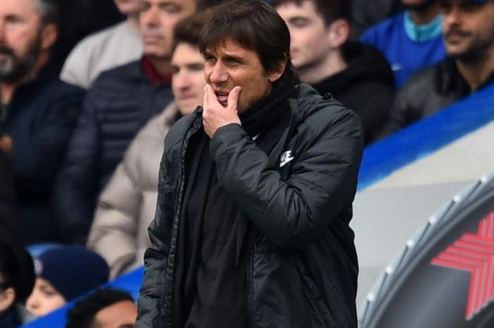 Ekspresi pelatih Chelsea, Antonio Conte, dalam laga Liga Inggris kontra Tottenham Hotspur di Stadion Stamford Bridge, London pada 1 April 2018.