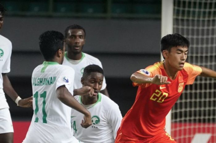Pemain timnas U-19 China, Chen Ao (kanan) lepas dari kawalan sejumlah pilar timnas U-19 Arab Saudi pada laga kedua Grup D Piala Asia U-19 2018 di Stadion Pakansari, Kab Bogor pada 23 Oktober 2018. 