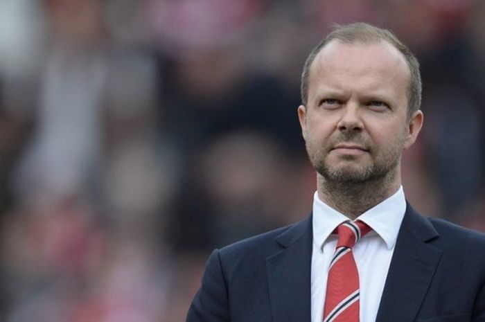 Wakil CEO Manchester United Ed Woodward berdiri di Stadion Old Trafford menjelang partai kontra Ever