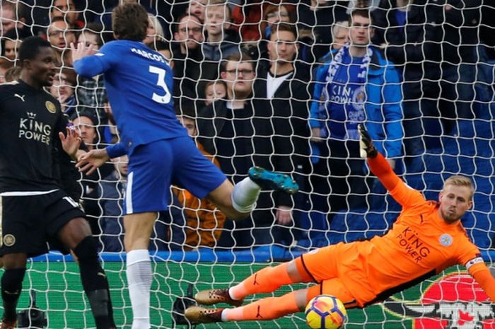 Kiper Leicester City, Kasper Schmeichel, beraksi dalam laga Liga Inggris kontra Chelsea di Stadion Stamford Bridge, London, pada 13 Januari 2018.