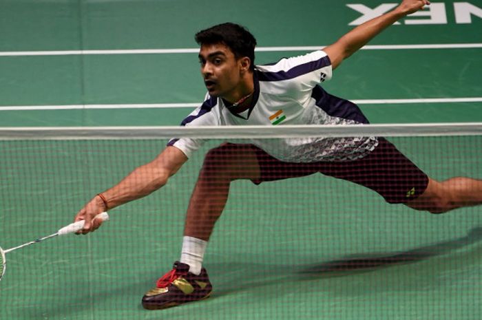 Pebulu tangkis tunggal putra India, Sameer Verma, mengembalikan shuttlecock yang dilepas sang lawan, Shi Yuqi (China), pada laga babak kedua turnamen Jepang Terbuka 2017 di Tokyo, 21 September 2017.