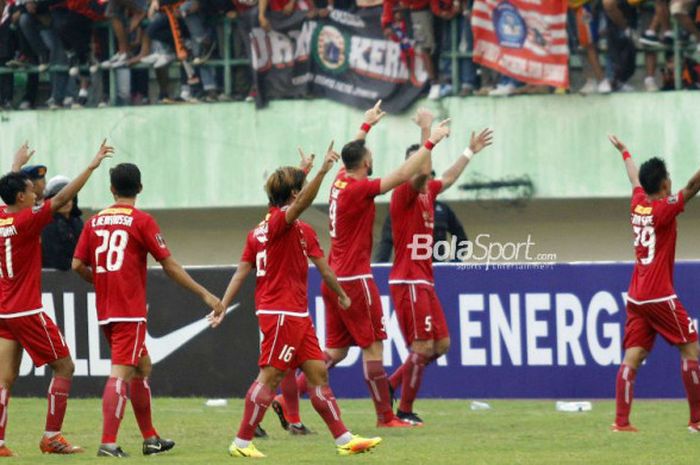 Para pemain Persija Jakarta menyalami suporter mereka setelah laga kontra Mitra Kukar di babak perempat final Piala Presiden 2018 di Stadion Manahan, Solo, Minggu (4/2/2018).