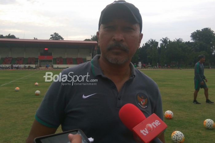 Pelatih timnas U-16 Indonesia, Fakhri Husaini menjawab pertanyaan wartawan sesuai laga melawan Persija Barat U-17, di Lapangan Atang Sutresna, Jakarta Timur, Sabtu (24/2/2018).