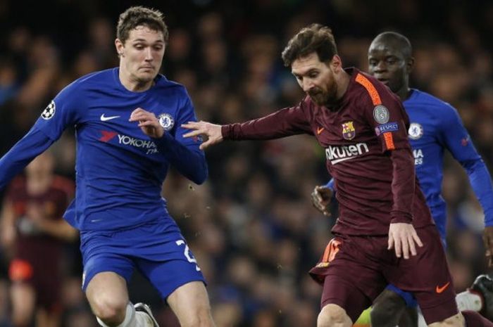 Andreas Christensen (kiri) mengawal pergerakan Lionel Messi dalam partai Liga Champions antara Chelsea versus Barcelona di Stamford Bridge, London, 20 Februari 2018.